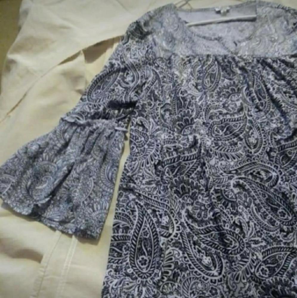 2x Black and white, Long sleeve bell look